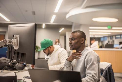 Student using a computer in the library to contact ITS.